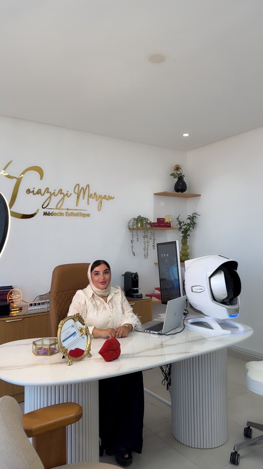 Mur des diplômes et certifications du Dr Maryam Loiazizi